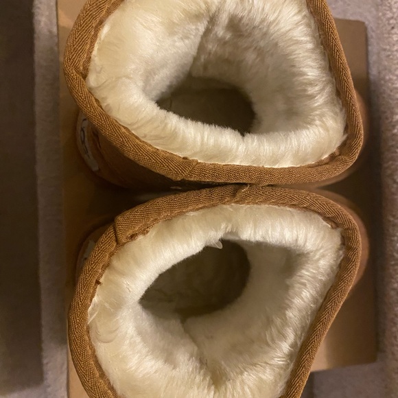 UGG kids Classic Tan winter boots 1 pair left!! PLEASE REFER TO SIZE CHART - Picture 4 of 9